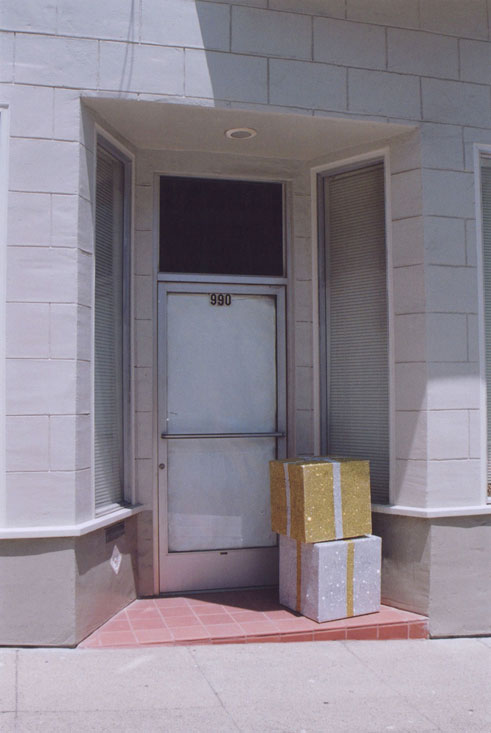 Regalos, San Francisco, California, USA, 2007, photograph, 16
		  x 20 inches / 41 x 51 cm