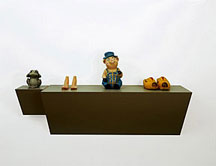 haim steinbach, six feet under, 2004 plastic laminated wood shelf; plasitc frog; plastic feet; ceramic pig; wooden clogs 38 x 69 1/4 x 19 “ (96.5 x 175.9 x 48.3 cm)